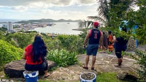 Des habitants, réfugiés sur les hauteurs de la ville, observent la baie de Nouméa après un séisme de magnitude 7,7, le 19 mai 2023 en Nouvelle-Calédonie