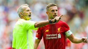 L'arbitre Martin Atkinson avec Jordan Henderson, lors du Community Shield le 4 août 2019