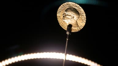 Une médaille d'or officielle du prix Nobel de la paix est exposée au Centre Nobel de la paix à Oslo, le 9 décembre 2021