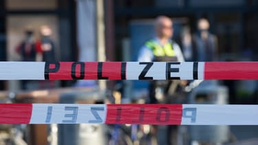 Un cordon de police a été établi autour des lieux où un individu a foncé sur la foule à bord d'une camionnette, le 7 avril 2018 à Münster, en Allemagne.