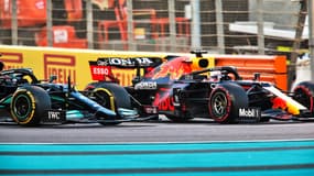 Lewis Hamilton et Max Verstappen sur le circuit de Yas Marina en 2021