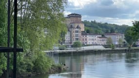 Au milieu de la Saône, ici le 16 avril 2024, le prix de l'immobilier augmente dans le quartier de Saint-Rambert-l'Île Barbe.