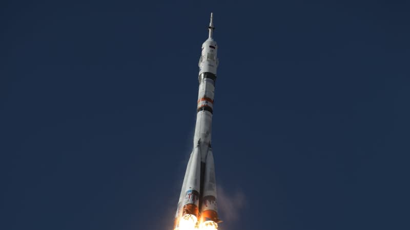 Cette photo prise et publiée le 5 octobre 2021 par l'agence spatiale russe Roscosmos montre le vaisseau spatial russe Soyouz MS-19 qui s'envole vers l'ISS depuis la rampe de lancement du cosmodrome de Baïkonour, au Kazakhstan.
