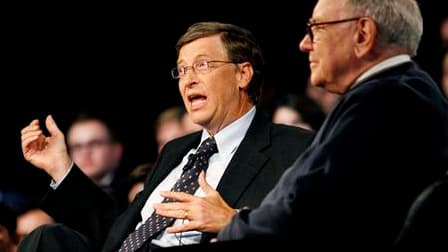 Trente-quatre milliardaires américains ont promis de céder au moins la moitié de leur fortune à des oeuvres en réponse à un appel de l'investisseur Warren Buffett (à droite) et de Bill Gates (à gauche), cofondateur de Microsoft. /Photo d'archives/REUTERS/