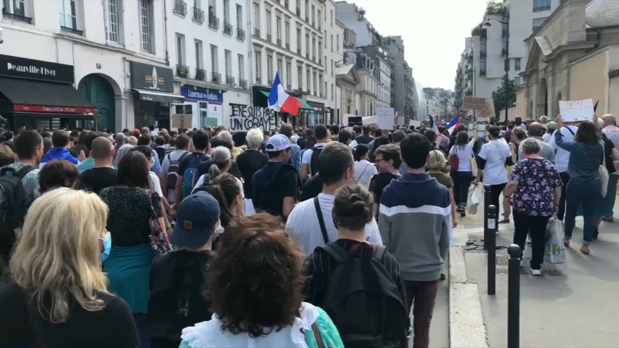 À Paris, des milliers de personnes dans les rues contre la vaccination ...