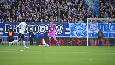 Mike Penders devant une banderole "BlueCo Out" lors du match Strasbourg-Angers (5-0, L1), le 5 octobre 2025