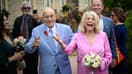 Les mariés Jeanne Swerlin, 96 ans, (à droite) et Harold Terens, 100 ans, vétéran de la Seconde Guerre mondiale, (à gauche) posent pour des photos devant un alors qu'ils célèbrent leur mariage à l'hôtel de ville de Carentan-les-Marais, en Normandie, le 8 juin 2024.