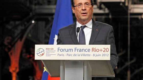 La France et l'Europe doivent montrer l'exemple et s'engager contre le réchauffement climatique dans un monde qui risque de se détourner de la cause environnementale du fait de la crise économique, a déclaré François Hollande vendredi, lors d'un discours