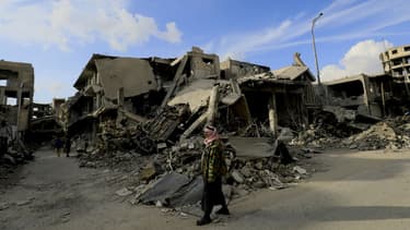 Un homme marche parmi les ruines de Raqqa, "capitale" de Daesh pendant trois ans, le 16 janvier 2018.