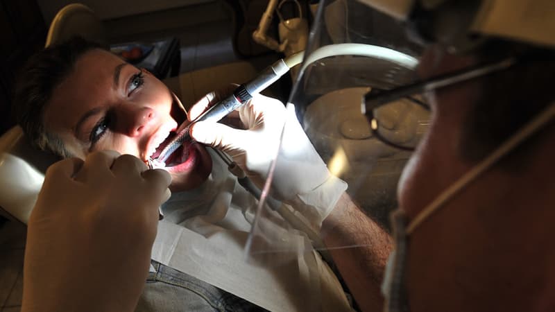 En 2010, un dentiste hongrois soigne une patiente, dans son cabinet de Budapest.