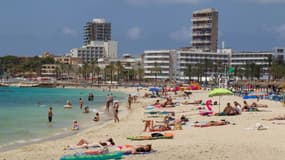 Des touristes prennent le soleil sur la plage de Magaluf à Calvia, sur l'île de Majorque, dans les Baléares, le 28 juin 2021