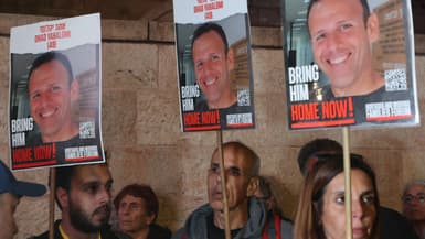 Des manifestants tenant des portraits de l'otage franco-israélien Ohad Yahalomi devant la résidence du premier ministre à Jérusalem le 2 mars 2024.