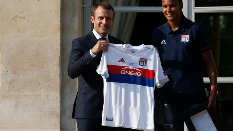 Les joueuses de l'OL féminin, championne d'Europe, posent avec le président Emmanuel Macron, le 20 juin 2017 à l'Elysée