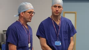 Le prince William discute avec des chirurgiens, le 10 janvier 2018 à Londres