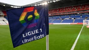 Un drapeau arc-en-ciel sur un poteau de corner avant le match Lypn-Strasbourg (2-1, L1), le 19 mai 2024