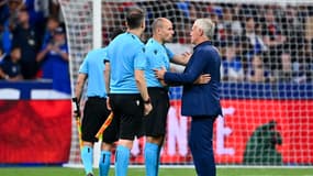 Didier Deschamps et l'arbitre espagnol Antonio Mateu Lahoz après France-Grèce (1-0), le 19 juin 2023