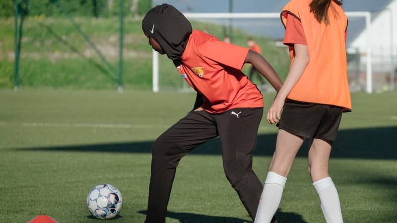 Une loi pourrait bientôt interdire le port du voile ou de signe religieux dans toutes les compétitions sportives en France