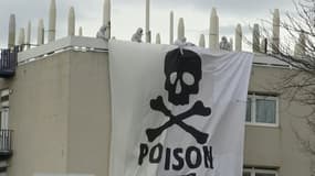 L'une des banderoles déployées le samedi 2 mars 2024 par des militants entrés dans le site du groupe d'industrie chimique Arkema à Pierre-Bénite (Rhône) pour dénoncer la pollution aux perfluorés