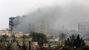 Colonne de fumée au dessus de la ville libyenne de Misrata. La troisième ville de Libye assiégée depuis près de deux mois par les forces fidèles à Mouammar Kadhafi, a été à nouveau bombardée dans la nuit de mercredi à jeudi, malgré les menaces des puissan