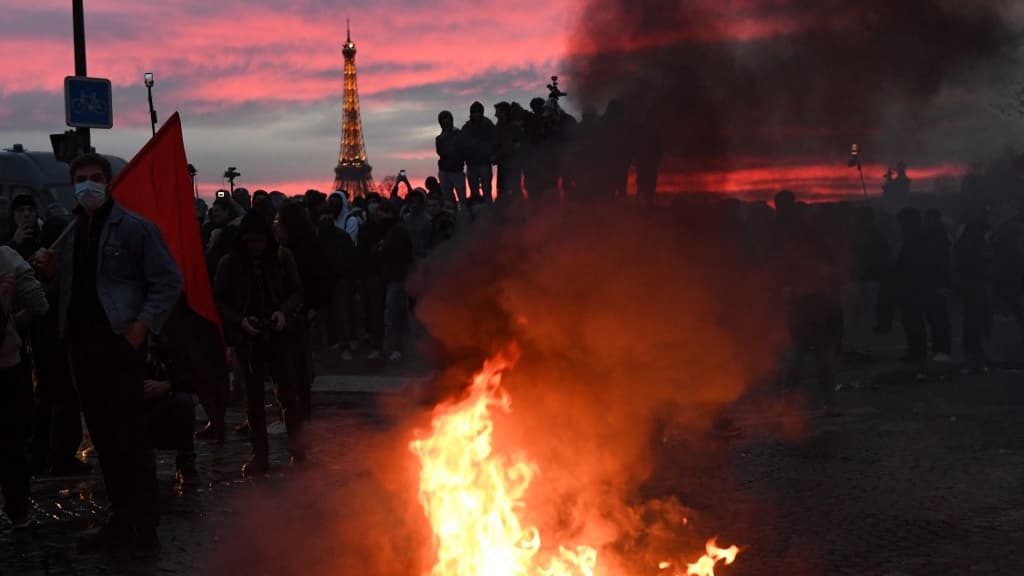 Un incendie sur la place de la COncorde à Paris, le 16 mars 2023 