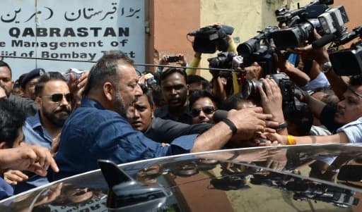 L'une des grandes stars indiennes de Bollywood, Sanjay Dutt, à sa sortie de prison, à Mumbai le 25 février 2016