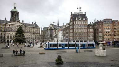 La place du Dam à Amsterdam vide au premier jour de "confinement" aux Pays-Bas, le 19 décembre 2021