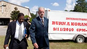 Le neuvième anniversaire des attentats du 11-septembre est placé samedi sous le signe des tensions religieuses après l'imbroglio né de menaces proférées par le pasteur de Floride Terry Jones (au centre) de procéder à un autodafé du Coran. /Photo prise le
