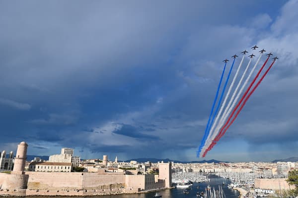 La Patrouille de France passe au-dessus de Marseille alors que la flamme olympique arrive sur le Vieux-Port, le 8 mai 2024.