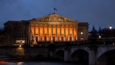 L'Assemblée nationale parée de orange le 26 février 2025 en hommage à la famille Bibas.