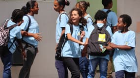 Uniforme à l'école: premier jour de la "tenue unique" au collège Amiral Bouvet à la Réunion