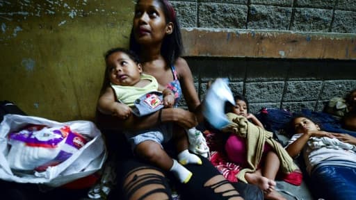 Esmeralda Castillo et sa fille sont parmi les migrants honduriens à San Pedro Sula, à 300 km au nord de Tegucigalpa, qui se rendent à la frontière avec le Guatemala le 10 avril 2019 Esmeralda Castillo et sa fille sont parmi les migrants honduriens à San Pedro Sula, à 300 km au nord de Tegucigalpa, qui se rendent à la frontière avec le Guatemala le 10 avril 2019