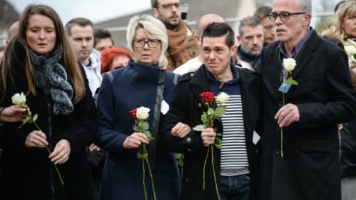 Jonathann Daval (2e d) lors d'une marche silencieuse à Gray, le 5 novembre 2017