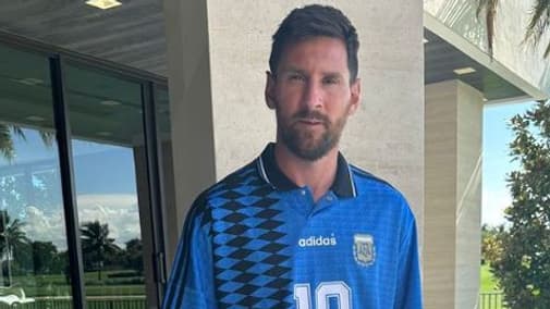 Lionel Messi pose avec la maillot porté par Diego Maradona à la Coupe du monde 1994, le 31/07/2023