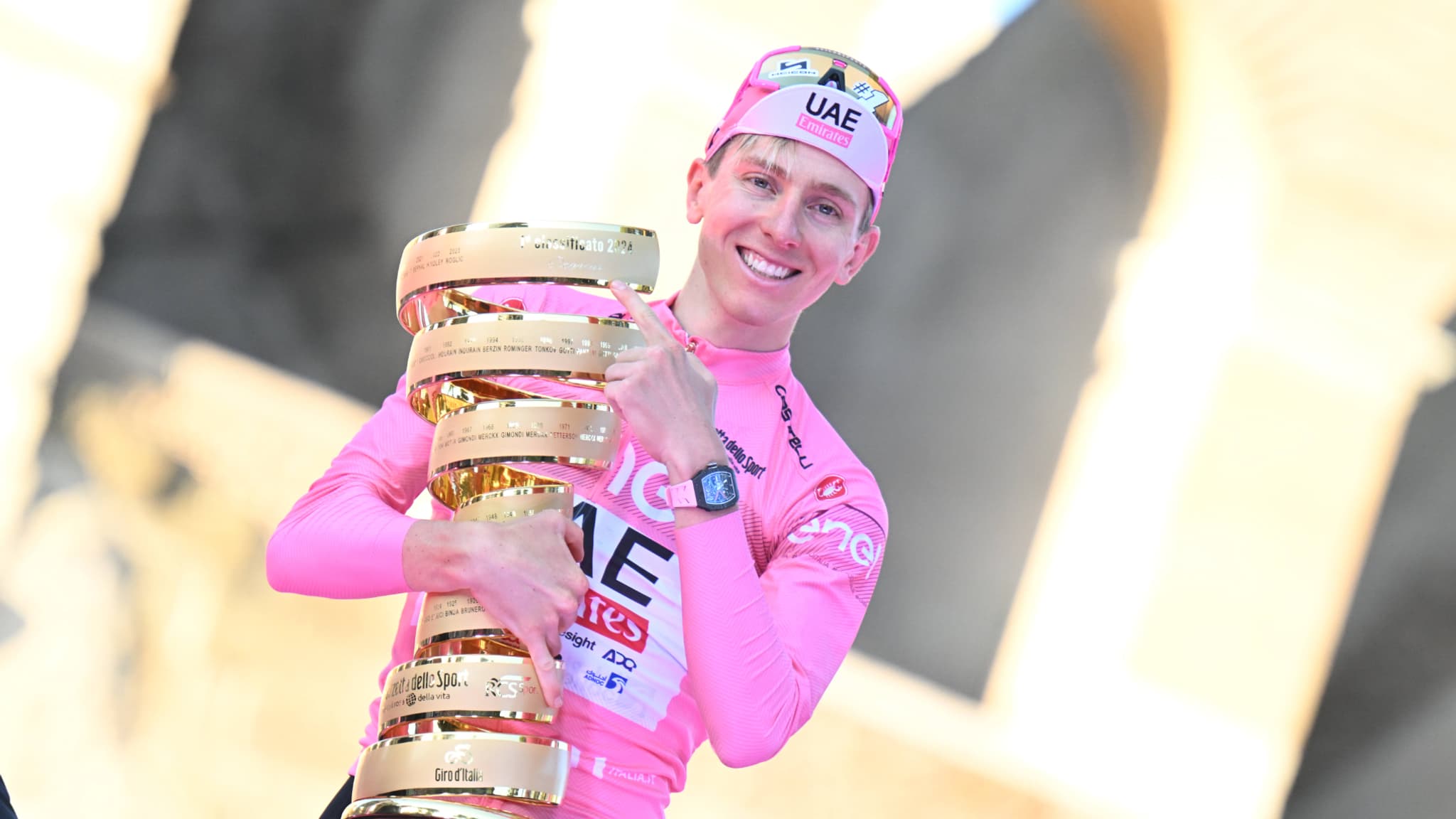 Tadej Pogacar avec son trophée de vainqueur du Tour d'Italie, le 26 mai 2024 Tadej Pogacar avec son trophée de vainqueur du Tour d'Italie, le 26 mai 2024