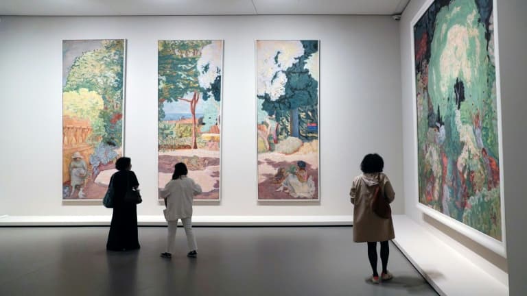 Des personnes regardent des tableaux de Pierre Bonnard lors de la visite de presse de l'exposition de la collection Morozov, le 15 septembre 2021