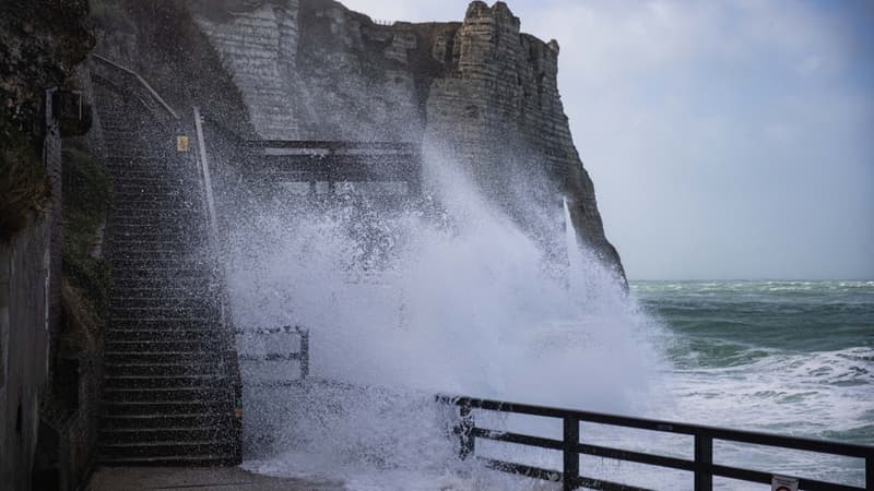 La tempête Eunice sur Etretat