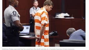 Matthew Phelps présenté à un juge en tenue de prisonnier.