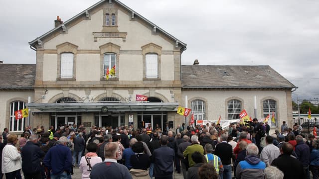 Les manifestants, 200 selon les gendarmes, 400 selon les organisateurs, se sont rassemblés devant la gare de la ville.