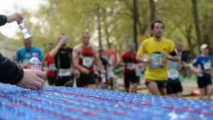 Le ravitaillement lors du marathon de Paris 2014 (illustration)