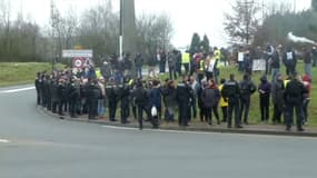 En attendant Emmanuel Macron, des gilets jaunes se sont réunis sur un rond-point à Grand Bourgtheroulde