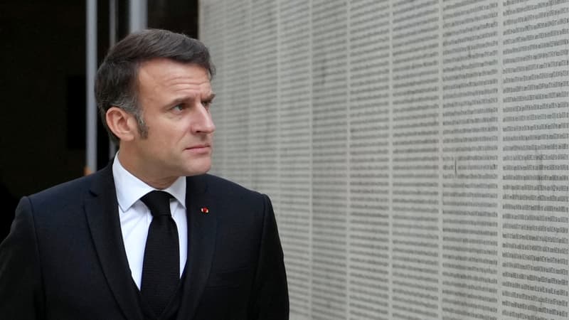 Emmanuel Macron passe devant le mur des noms alors qu'il participe à une cérémonie au Mémorial de la Shoah, le musée de l'Holocauste à Paris, le 27 janvier 2025, alors que le monde commémore aujourd'hui le 80e anniversaire de la libération d'Auschwitz. 