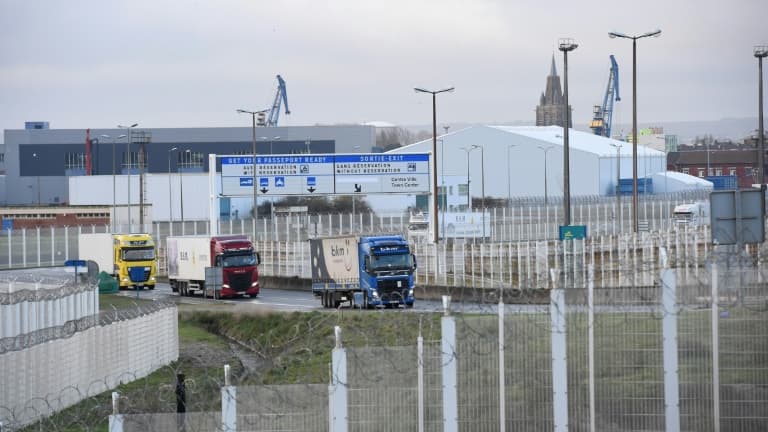 Des camions arrivent au port de Calais via le Tunnel sous la Manche, le 25 décembre 2020
