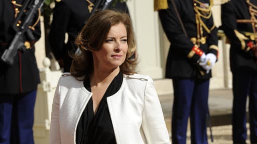 La Première dame Valérie Trierweiler dans la cour de l'Elysée