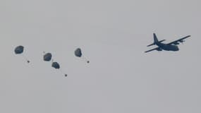 Un avion militaire jordanien largue du fret humanitaire vers Gaza, le 26 février 2024