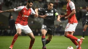 Le capitaine et attaquant de Monaco Wissam Ben Yedder, à la lutte avec le défenseur brésilien de Braga Vitor Tormena, lors du 8e de finale aller de la Ligue Europa, le 10 mars 2022 au Municipal Stadium