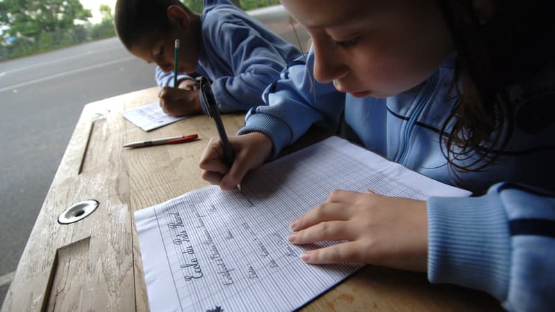 Des élèves de CM2 écrivent une dictée dans une école primaire de Caen. (photo d'illustration)