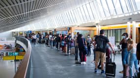 Des voyageurs attendent à l'aéroport de Le Lamantin en Martinique pour rentrer en France, le 12 août 2021.