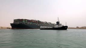 Photo fournie par l'Autorité égyptienne du canal de Suez montrant le porte-conteneurs Ever given bloqué, le 25 mars 2021