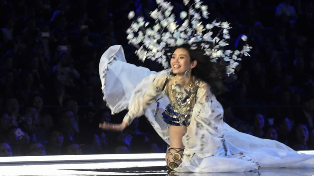 Ming Xi a chuté alors qu'elle défilait pour Victoria's Secret en Chine, le 20 novembre 2017 - Ming Xi a chuté alors qu'elle défilait pour Victoria's Secret en Chine, le 20 novembre 2017 -