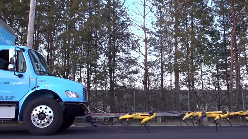 Le Spot de Boston Dynamics fait des merveilles en équipe. 
